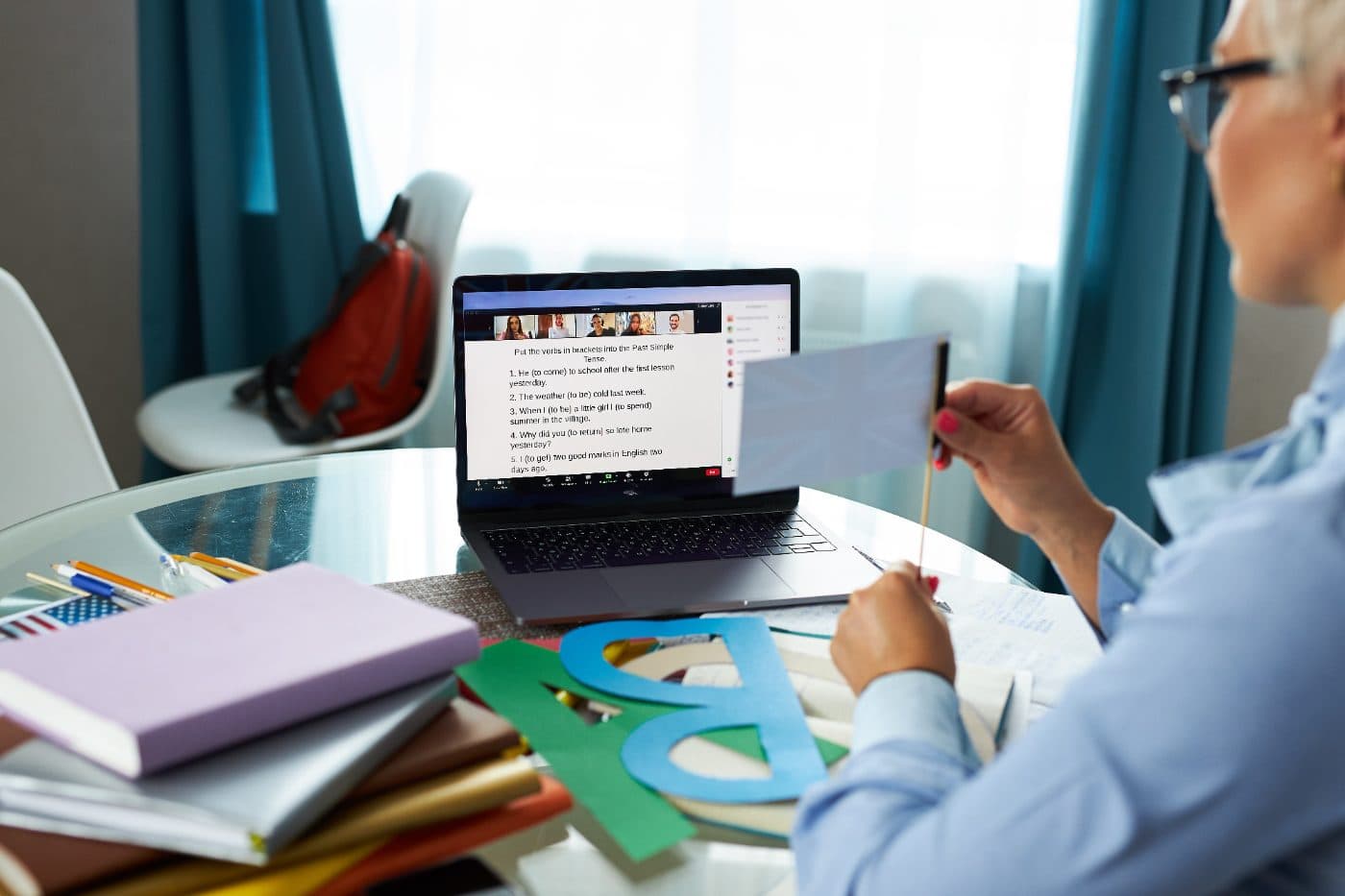An expert delivering a live online teaching session
